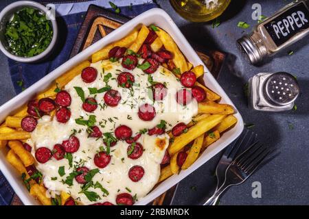 Pizzaladung pommes frites. Hausgemachte Pepperoni und Käse Pizza Pommes frites. Im Ofen gebackene pommes frites, Kartoffelauflauf mit Käse, Salami und Salami Stockfoto