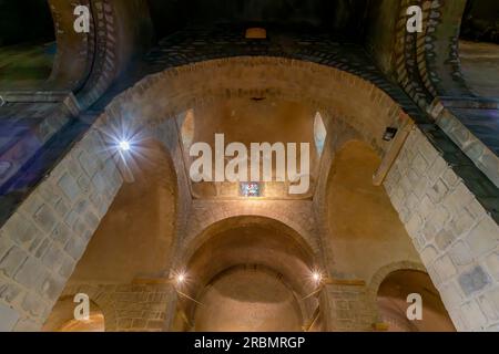 Die Kirche Saint André in der Kleinstadt Saint-Just-Saint-Rambert in Auvergne, Mittelfrankreich. Größte romanische Kirche im Departement Forez. Stockfoto