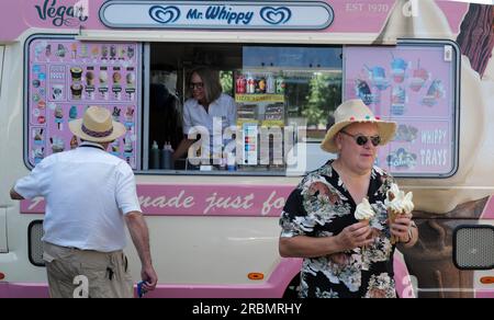 Brighton, Großbritannien. 10. Juli 2023. Ein Mann mit einem exotischen Hemd und Hut geht von einem Mr. Whippy-Van weg, der an einem glühenden Tag vier 99er hielt, während Sussex's LV= Insurance County Championship Match mit Derbyshire auf dem Central County Ground 1. in Hove Credit: James Boardman/Alamy Live News Stockfoto