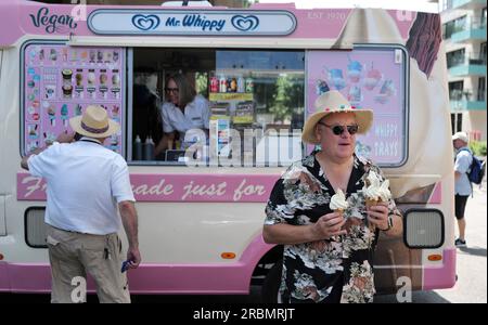 Brighton, Großbritannien. 10. Juli 2023. Ein Mann mit einem exotischen Hemd und Hut geht von einem Mr. Whippy-Van weg, der an einem glühenden Tag vier 99er hielt, während Sussex's LV= Insurance County Championship Match mit Derbyshire auf dem Central County Ground 1. in Hove Credit: James Boardman/Alamy Live News Stockfoto