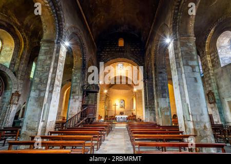 Die Kirche Saint André in der Kleinstadt Saint-Just-Saint-Rambert in Auvergne, Mittelfrankreich. Größte romanische Kirche im Departement Forez. Stockfoto