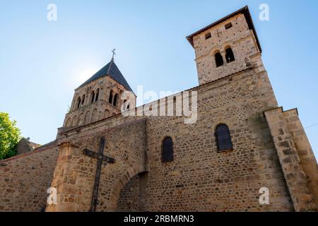 Die Kirche Saint André in der Kleinstadt Saint-Just-Saint-Rambert in Auvergne, Mittelfrankreich. Größte romanische Kirche im Departement Forez. Stockfoto