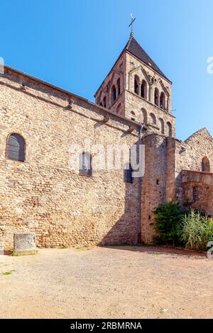 Die Kirche Saint André in der Kleinstadt Saint-Just-Saint-Rambert in Auvergne, Mittelfrankreich. Größte romanische Kirche im Departement Forez. Stockfoto