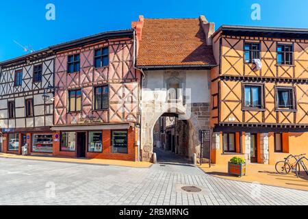 Alte Häuser und Franchise-Tor (Porte de Franchise) in Saint-Rambert im Departement Loire in Mittelfrankreich. Das Dorf Saint-Just ist m Stockfoto