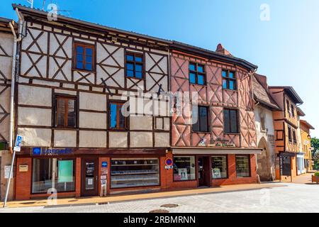 Alte Häuser und Franchise-Tor (Porte de Franchise) in Saint-Rambert im Departement Loire in Mittelfrankreich. Das Dorf Saint-Just ist m Stockfoto