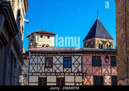 Alte Häuser und Franchise-Tor (Porte de Franchise) in Saint-Rambert im Departement Loire in Mittelfrankreich. Das Dorf Saint-Just ist m Stockfoto