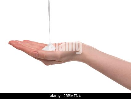 Gießen Sie Duschgel auf die Hand einer Frau auf weißem Hintergrund, schließen Sie die Tür Stockfoto