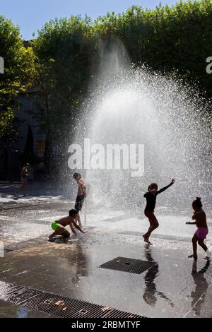 Erfrischungen im Zeus-Brunnen auf dem Place du nombre d'Or, Viertel Antigone. Montpellier, Occitanie, Frankreich Stockfoto