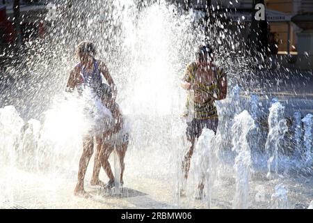 Erfrischungen im Zeus-Brunnen auf dem Place du nombre d'Or, Viertel Antigone. Montpellier, Occitanie, Frankreich Stockfoto