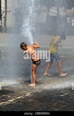 Erfrischungen im Zeus-Brunnen auf dem Place du nombre d'Or, Viertel Antigone. Montpellier, Occitanie, Frankreich Stockfoto