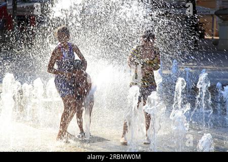 Erfrischungen im Zeus-Brunnen auf dem Place du nombre d'Or, Viertel Antigone. Montpellier, Occitanie, Frankreich Stockfoto