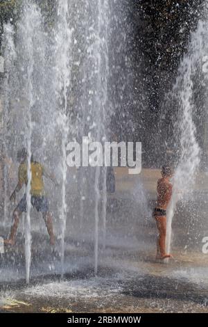 Erfrischungen im Zeus-Brunnen auf dem Place du nombre d'Or, Viertel Antigone. Montpellier, Occitanie, Frankreich Stockfoto