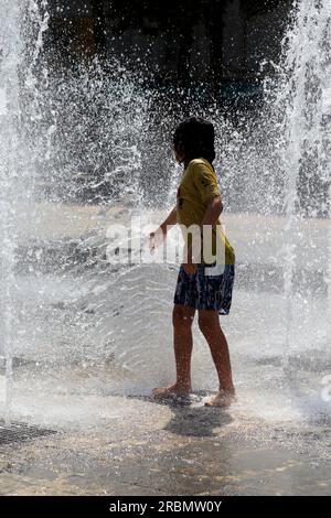 Erfrischungen im Zeus-Brunnen auf dem Place du nombre d'Or, Viertel Antigone. Montpellier, Occitanie, Frankreich Stockfoto