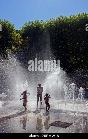 Erfrischungen im Zeus-Brunnen auf dem Place du nombre d'Or, Viertel Antigone. Montpellier, Occitanie, Frankreich Stockfoto