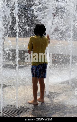 Erfrischungen im Zeus-Brunnen auf dem Place du nombre d'Or, Viertel Antigone. Montpellier, Occitanie, Frankreich Stockfoto