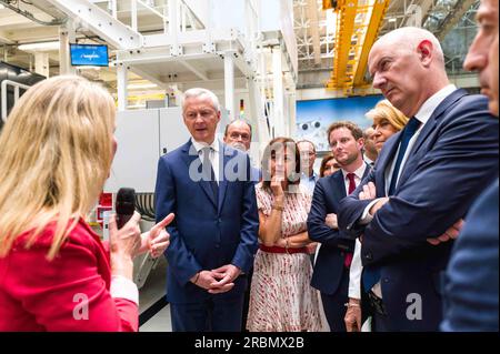 Bruno Le Maire, französischer Minister für Wirtschaft und Finanzen, Roland Lescure, französischer Staatssekretär für die ländliche Entwicklung, Dominique Faure, französischer Staatsminister für Verkehr, Clement Beaune, Präsident der Region Occitanie, Carole Delga, Bei der Eröffnung der neuen Endmontagelinie der Familie Airbus A320-A321 in Toulouse, Frankreich, am 9. Juli 2023. Diese neue, hochgradig digitalisierte und automatisierte Montagelinie befindet sich in der ehemaligen Montagehalle von A380 und wird schließlich fast 700 Mitarbeiter beschäftigen. Die für 2022 angekündigte Lieferung des ersten Flugzeugs erfolgt 2024. Bis Stockfoto