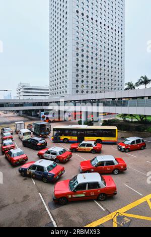 Hongkong, China - April 28 2023: Klassische rote Taxis in der Innenstadt Stockfoto