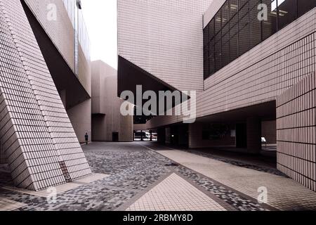 Hongkong, China - April 28 2023: Das Hong Kong Cultural Centre ist eine Mehrzweckanlage in Tsim Sha Tsui Stockfoto