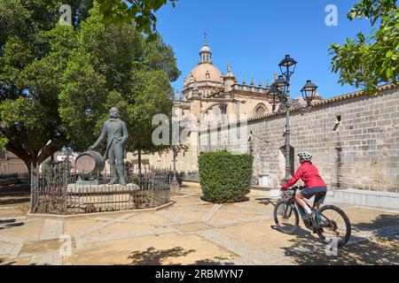 Nette, aktive Seniorin, die mit ihrem E-Mountainbike im Zentrum der alten maurischen Stadt Jerez de la Frontera radelt, Heimat von Sherry Vine, Andal Stockfoto