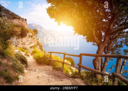 Malerischer Küstenpfad entlang des Meeres an der Amalfiküste, Italien Stockfoto