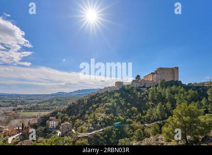 Dorf und Ritter Tempelburg von Miravet am Ufer des Flusses Ebro in Katalonien, Spanien Stockfoto