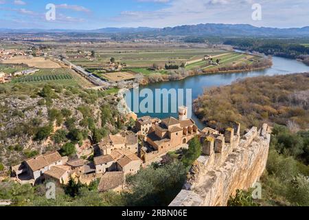 Dorf und Ritter Tempelburg von Miravet am Ufer des Flusses Ebro in Katalonien, Spanien Stockfoto