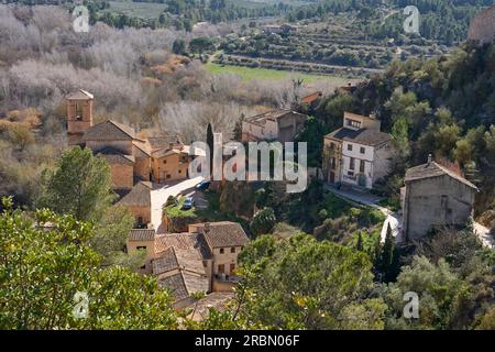 Dorf und Ritter Tempelburg von Miravet am Ufer des Flusses Ebro in Katalonien, Spanien Stockfoto