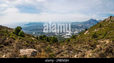 Blick von Bernia auf die Küste der Costa Blanca, mit Sierra Helada und Aitana im Hintergrund, Spanien Stockfoto