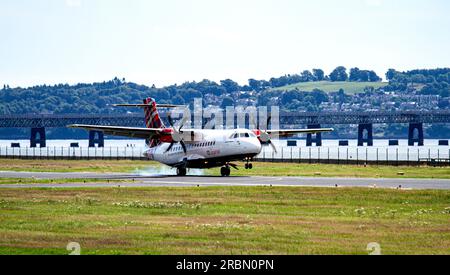 Dundee, Tayside, Schottland, Großbritannien. 10. Juli 2023. Das Wetter in Tayside, Schottland, ist hell und warm mit Temperaturen von bis zu 22°C. Loganair G-LMRD-Flugzeug aus London Heathrow kam pünktlich um 11,30 Uhr an Das SAAB Loganair Twin-Prop Flugzeug landet am Dundee Riverside Airport. Kredit: Dundee Photographics/Alamy Live News Stockfoto