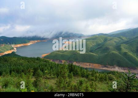 GUILIN, CHINA - 10. JULI 2023 - Luftfoto zeigt die Landschaft des Tianhu National Wetland Park in Guilin, Südchina Autonomen Guangxi Zhuang Stockfoto