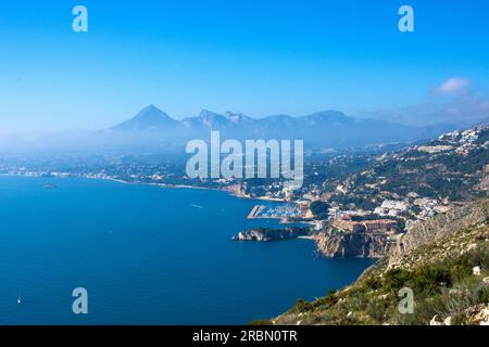 Costa Blanca, Blick von Morro de Toix auf Altea-Mascarat, mit Aitana-Massiv im Hintergrund, Spanien Stockfoto