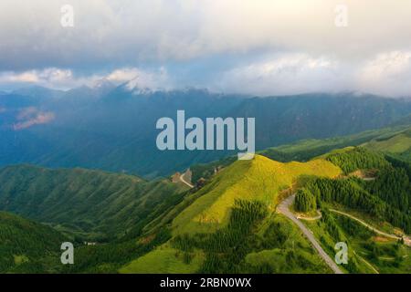 GUILIN, CHINA - 10. JULI 2023 - Luftfoto zeigt die Landschaft des Tianhu National Wetland Park in Guilin, Südchina Autonomen Guangxi Zhuang Stockfoto