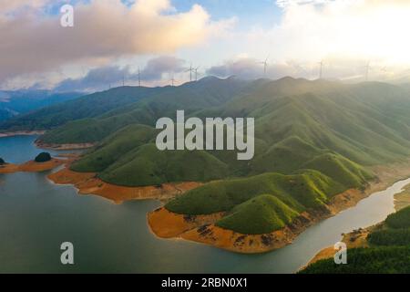 GUILIN, CHINA - 10. JULI 2023 - Luftfoto zeigt die Landschaft des Tianhu National Wetland Park in Guilin, Südchina Autonomen Guangxi Zhuang Stockfoto