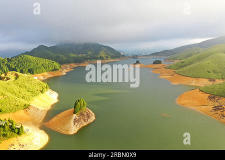 GUILIN, CHINA - 10. JULI 2023 - Luftfoto zeigt die Landschaft des Tianhu National Wetland Park in Guilin, Südchina Autonomen Guangxi Zhuang Stockfoto