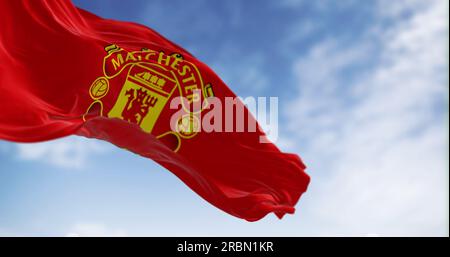 Manchester, Vereinigtes Königreich, Juli 2 2023: Flagge des Manchester United Football Club, die an klaren Tagen winkt. Premier League-Profi-Team. 3D illustr Stockfoto