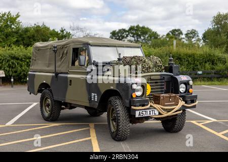 1983 Land Rover Defender 110 „A571 XTL“ wird am 2. Juli 2023 auf der Shuttleworth Military Airshow ausgestellt. Stockfoto