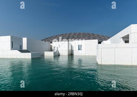 Abu Dhabi, VAE. 30. Dezember 2018. Außenansicht des berühmten und berühmten Louvre von Abu Dhabi, umgeben von Meeresgewässern, Vereinigte Arabische Emirate, Naher Osten. Stockfoto