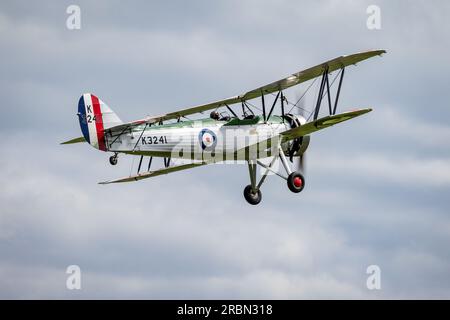 1931 Avro Typ 621 Tutor (K3241) tritt am 2. Juli 2023 auf der At Shuttleworth Military Airshow auf. Stockfoto