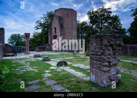 Die Ruinen des Klosters St. Michael auf dem Heiligenberg bei Heidelberg am Abend nach Sonnenuntergang. Stockfoto