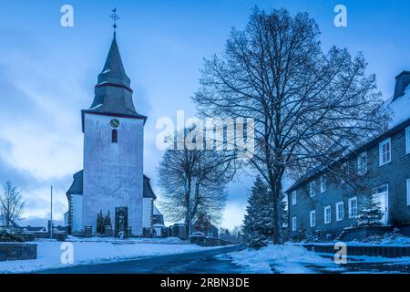 Kirche St. James der Ältere in der Winterberger Altstadt am Abend, Sauerland, Nordrhein-Westfalen, Deutschland Stockfoto
