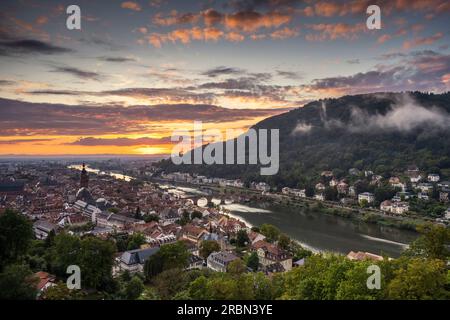 Die Altstadt von Heidelberg mit dem Fluss Neckar und der Alten Brücke bei Sonnenuntergang. Das Bild stammt aus der Öffentlichkeit. Deutschland. Stockfoto