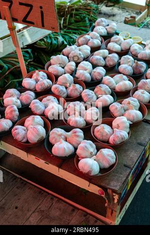 Knoblauch kalt auf einem Markt in Italien, viele Knoblauchknollen in Schüsseln, vertikal Stockfoto