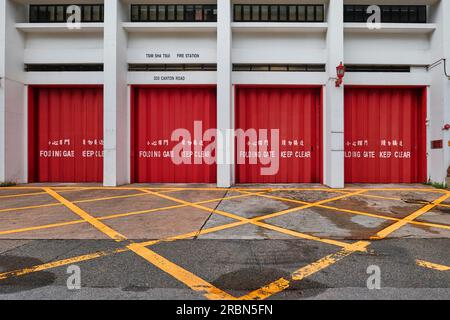 Hongkong, China - April 28 2023: Eingangstor zur Feuerwehr. Rotes automatisiertes Garagentor Stockfoto