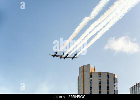 Salvador, Bahia, Brasilien - 02. Juli 2023: Flugzeuge der Rauchschwadron halten eine Präsentation über den Bahia Unabhängigkeitstag im Zentrum der Stadt o Stockfoto