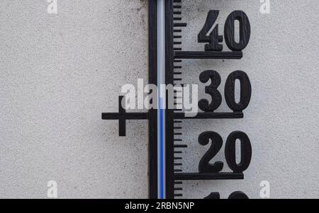 München, Bayern, Deutschland. 10. Juli 2023. Ein Thermometer zeigt Temperaturen von knapp unter 35 Grad Celsius während einer deutschen Hitzewelle an, bei der bereits Rekordtemperaturen beobachtet wurden und die noch heißere Tage vor uns liegen. (Kreditbild: © Sachelle Babbar/ZUMA Press Wire) NUR REDAKTIONELLE VERWENDUNG! Nicht für den kommerziellen GEBRAUCH! Stockfoto