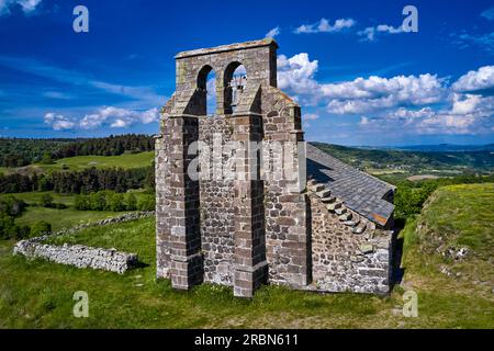 Frankreich, Kantal, Auvergne Volcanoes Regional Nature Park, Chastel-sur-Murat, Saint-Antoine Kapelle aus dem 12. Jahrhundert hoch oben auf einer Landzunge Stockfoto