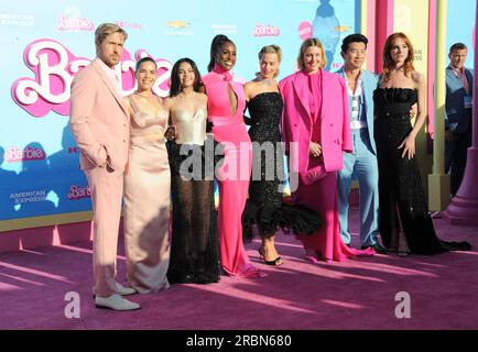 Los Angeles, Kalifornien. 9. Juli 2023. Margot Robbie, Ryan Gosling, America Ferrera, Ariana Greenblatt, Issa Rae, Greta Gerwig, Simu Liu, Hari Nef bei der Ankunft für DIE BARBIE Movie Premiere, Shrine Auditorium und Expo Hall, Los Angeles, CA, 9. Juli 2023. Kredit: Elizabeth Goodenough/Everett Collection/Alamy Live News Stockfoto