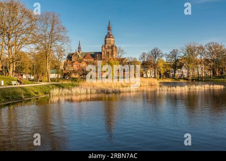 Knieperteich und St. Marienkirche, Stralsund, Mecklenburg-Vorpommern, Norddeutschland, Deutschland Stockfoto