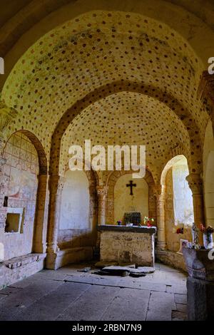 Frankreich, Kantal, Auvergne Volcanoes Regional Nature Park, Chastel-sur-Murat, Saint-Antoine Kapelle aus dem 12. Jahrhundert hoch oben auf einer Landzunge Stockfoto