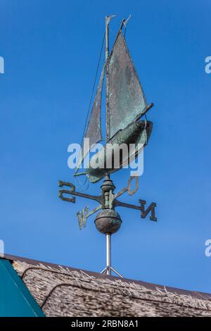 Windrichtungsanzeiger Segelschiff im Schuppen im Boddenhafen von Zingst, Mecklenburg-Vorpommern, Ostsee, Norddeutschland, Deutschland Stockfoto